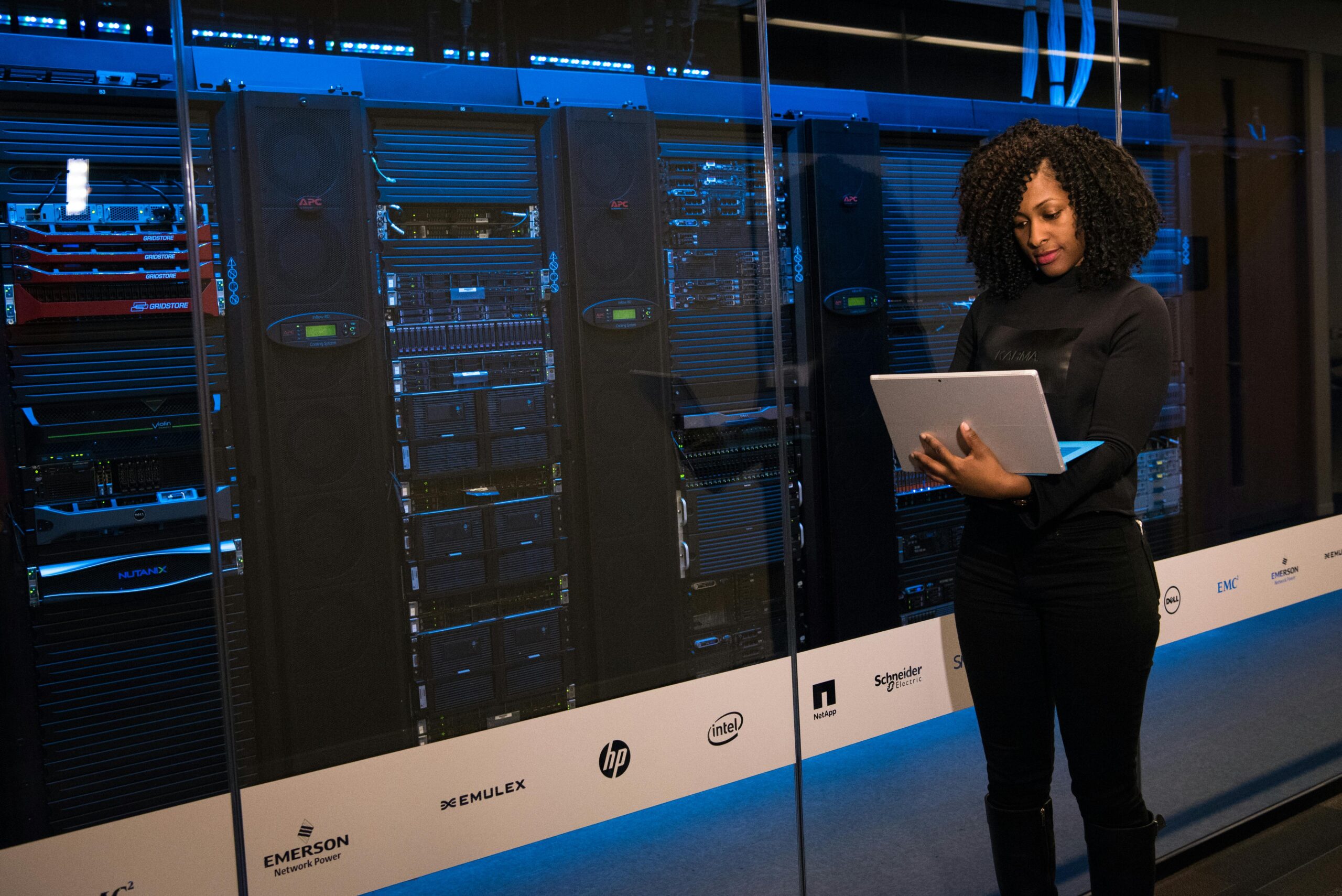 Diagrama de red corporativa con firewall DMZ segmentación capas seguridad