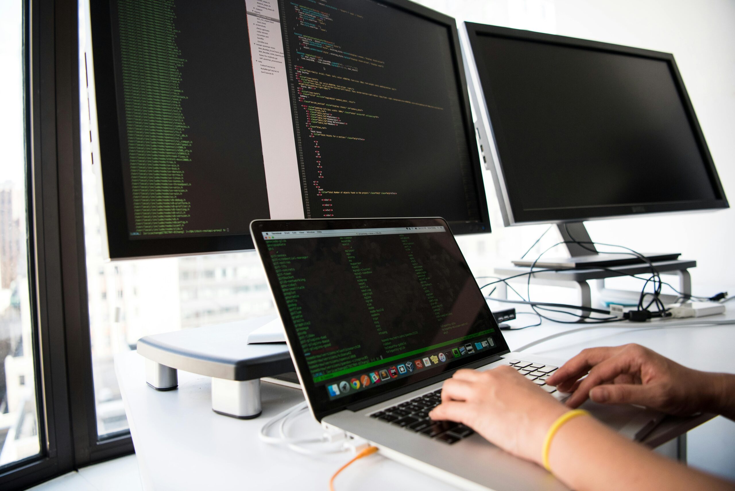 Pantalla con código mostrando vulnerabilidad zero-day exploit seguridad software parche