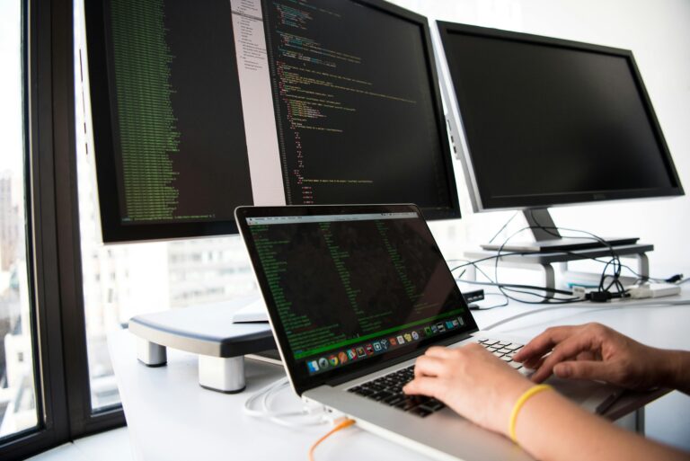 Candado digital sobre red de datos internet seguridad