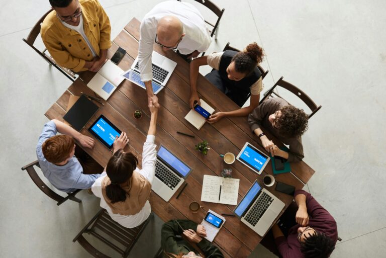 Persona navegando de forma anónima privacidad internet ordenador