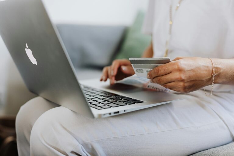 Tarjeta de crédito pago online seguridad bancaria fraude digital