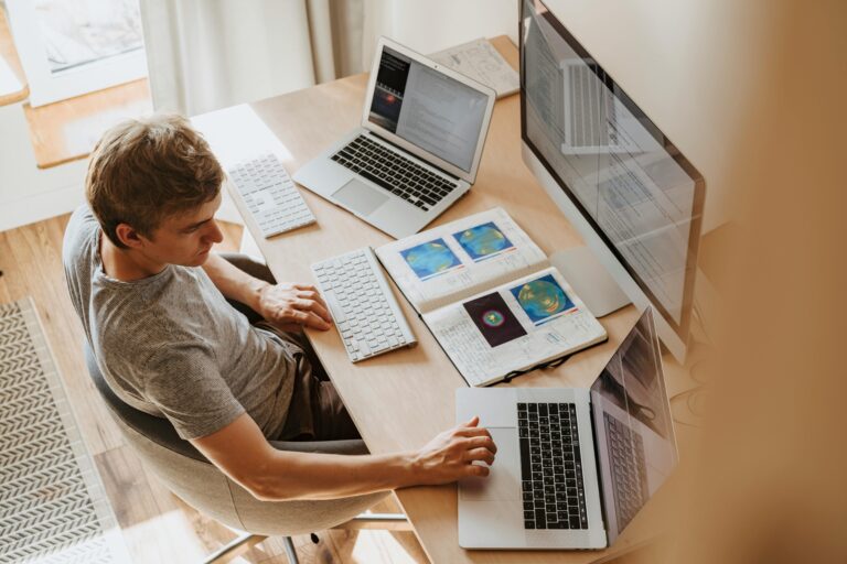 Trabajo remoto teletrabajo ordenador portátil seguridad conexión