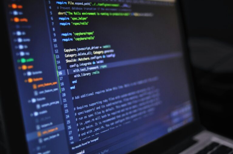 Teclado de ordenador con código y datos tecnología informática